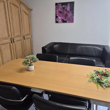 Проживання в сім'ї Bharanya Homes *
