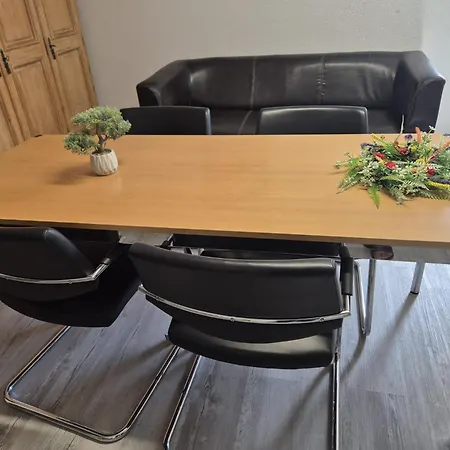 Проживання в сім'ї Bharanya Homes