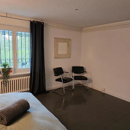 Проживання в сім'ї Bharanya Homes