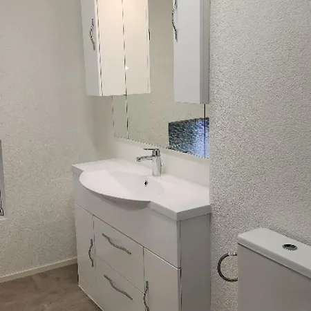 Проживання в сім'ї Bharanya Homes *
