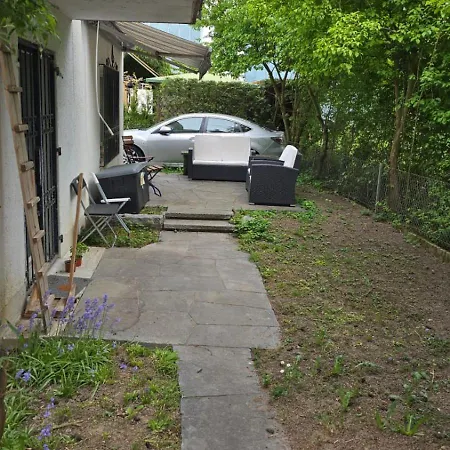 ホームステイ Bharanya Homes